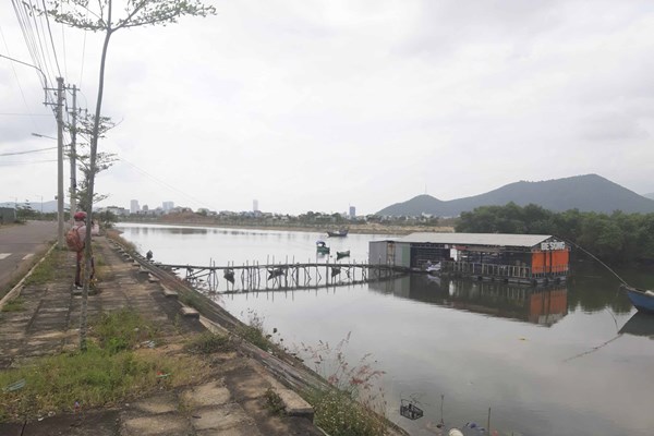 Nhà hàng nổi hoạt động trái phép gây ô nhiễm môi trường ở Quy Nhơn: Kiên quyết cưỡng chế - Anh 2