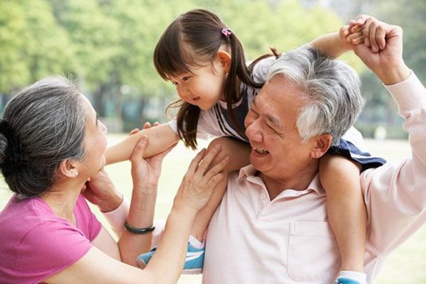 Nuôi dạy con giữa các thế hệ: Sự khác biệt gây mâu thuẫn - Anh 1