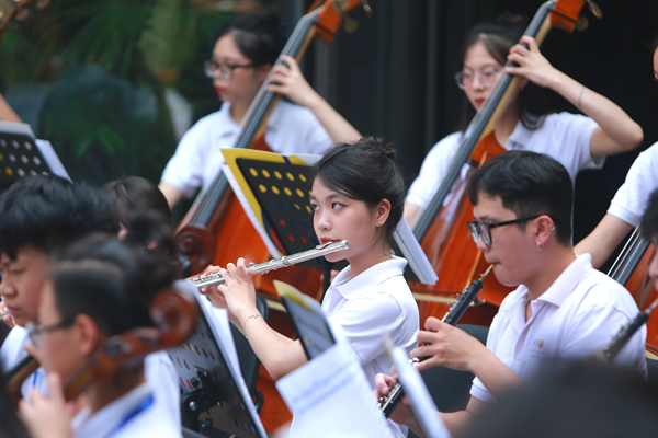 Hòa nhạc từ thiện giúp đỡ trẻ em có hoàn cảnh khó khăn: Truyền năng lượng tích cực bằng âm nhạc - Anh 1