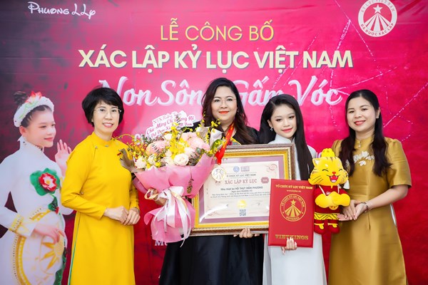 Áo dài 220m xác lập kỷ lục Việt Nam - Anh 2