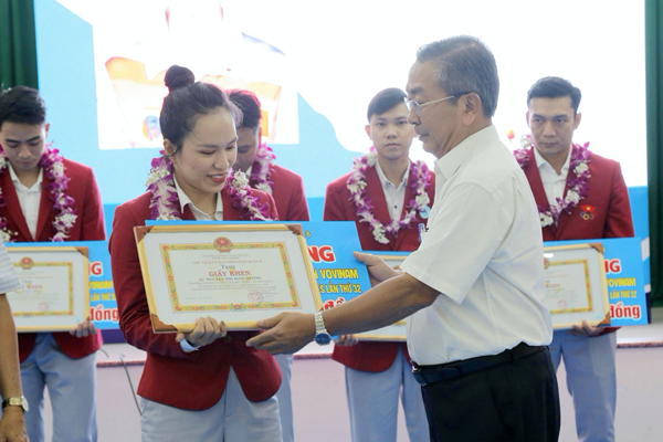 Quận 8 (TP.HCM) khen thưởng HLV, VĐV đạt thành tích cao tại SEA Games 32 - Anh 1