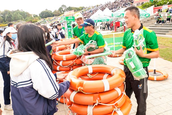 Hơn 3.000 thanh thiếu nhi, học sinh tham dự Lễ phát động toàn dân tập luyện môn bơi phòng, chống đuối nước - Anh 2