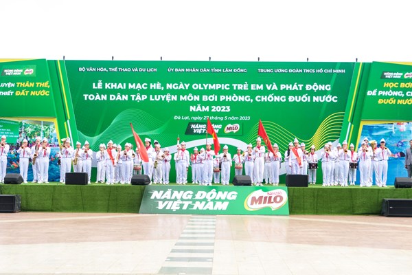 Hơn 3.000 thanh thiếu nhi, học sinh tham dự Lễ phát động toàn dân tập luyện môn bơi phòng, chống đuối nước - Anh 3