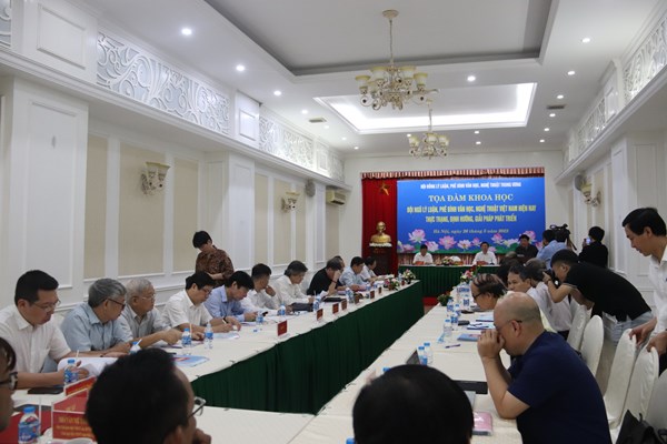 Định vị đúng vai trò của Lý luận, phê bình văn học nghệ thuật (Bài 1): Khen theo 