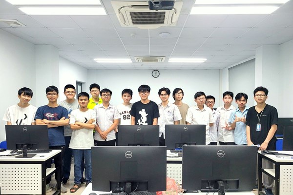 Sáu học sinh Việt Nam dự thi Olympic Tin học châu Á - Thái Bình Dương đều đoạt Huy chương - Anh 1