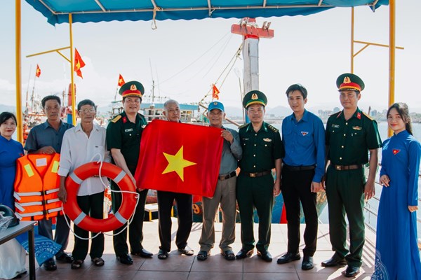 “Tuổi trẻ với biển, đảo quê hương” - Anh 2
