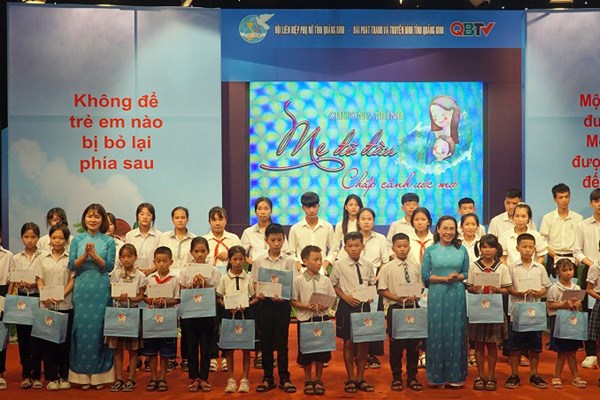 “Mẹ đỡ đầu-Chắp cánh ước mơ” cho 135 trẻ em - Anh 1