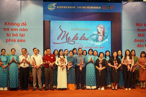 “Mẹ đỡ đầu-Chắp cánh ước mơ” cho 135 trẻ em - Anh 2
