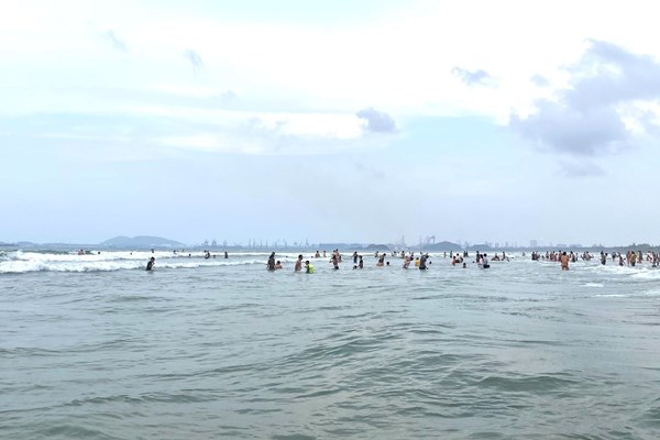 Tham quan tắm biển, một người đuối nước tử vong - Anh 1