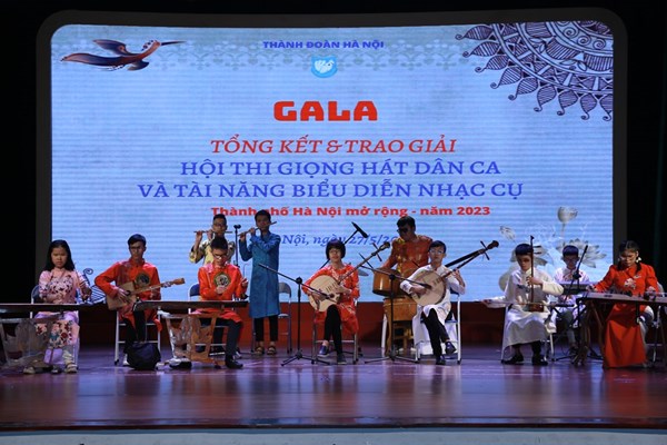 “Chạm vào nghệ thuật” từ chất liệu dân gian - Anh 1