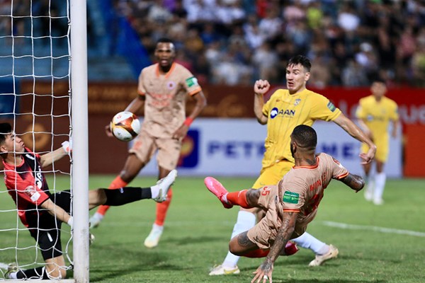 Vòng 9 V.League 2023: Trọng tài lại bị... việt vị - Anh 1