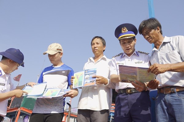 Đồng hành cùng ngư dân bám biển, chung sức gỡ “thẻ vàng” IUU - Anh 1