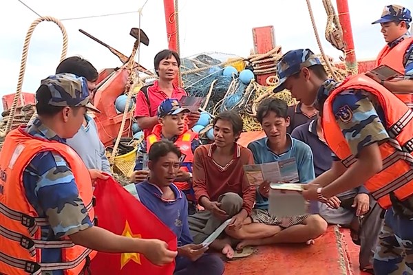 Đồng hành cùng ngư dân bám biển, chung sức gỡ “thẻ vàng” IUU - Anh 4