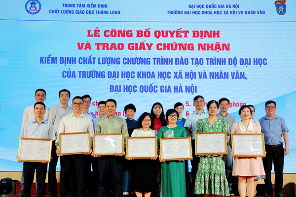 7 chương trình đào tạo của Trường ĐH KHXH&NV (ĐH QGHN) được trao Chứng nhận Kiểm định chất lượng - Anh 1
