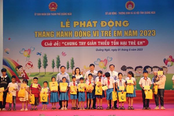Quảng Ngãi: Tặng quà cho học sinh có hoàn cảnh đặc biệt khó khăn - Anh 1