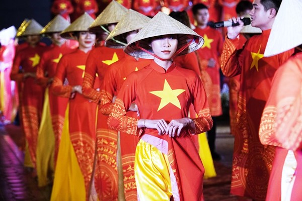 Tôn vinh Áo dài qua các thời kỳ - Anh 2