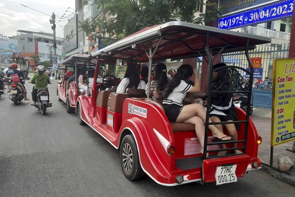 “Bát nháo” xe điện ở Quy Nhơn - Anh 2