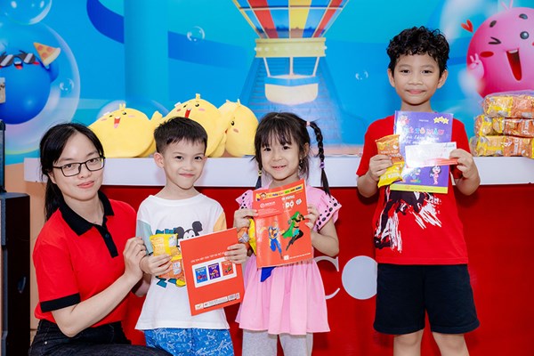 Không khí vui tươi gắn kết gia đình tại các trung tâm thương mại dịp 1.6 - Anh 7