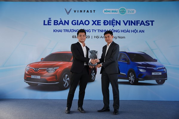 Taxi điện đầu tiên hoạt động phục vụ người dân, du khách tại Hội An - Anh 1