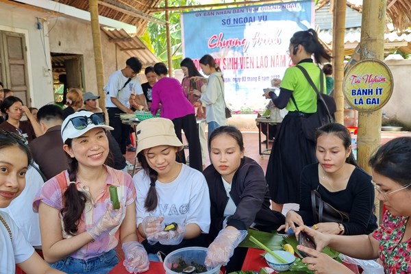 Du học sinh Lào tại Quảng Ngãi tham quan làng du lịch cộng đồng Bình Thành - Anh 3