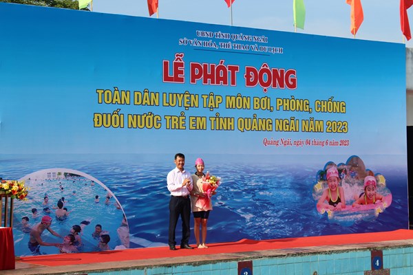 Quảng Ngãi phát động toàn dân tập luyện môn bơi, phòng chống đuối nước trẻ em - Anh 2