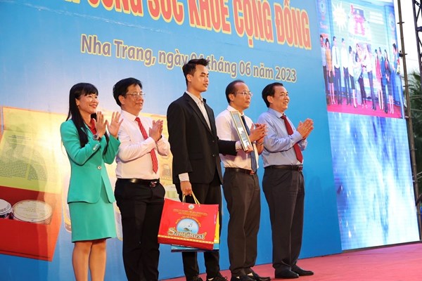 Khánh Hòa: Trao hỗ trợ xây 7 nhà Đại đoàn kết và 30 suất học bổng cho học sinh nghèo hiếu học - Anh 1