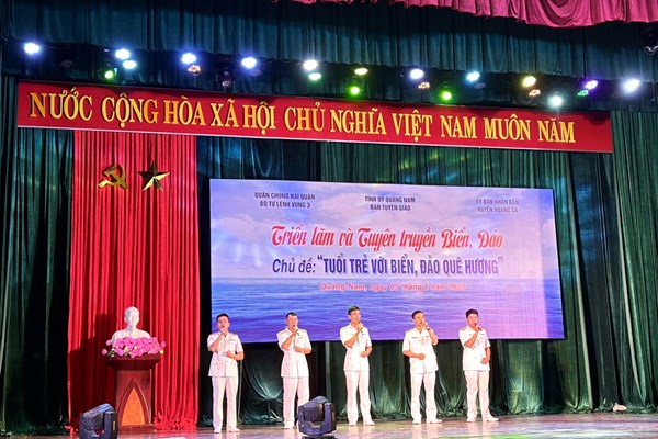 Triển lãm tư liệu, hình ảnh và tuyên truyền biển, đảo quê hương - Anh 1