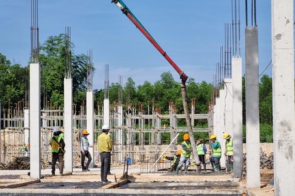 Quảng Ngãi: Tháo gỡ vướng mắc, đôn thúc hai dự án y tế trọng điểm - Anh 1