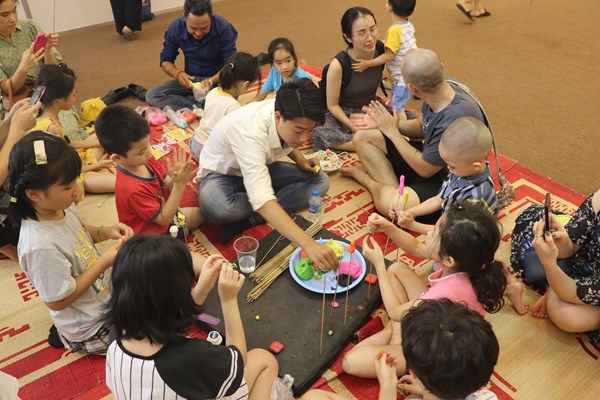 Tổng đài quốc gia Bảo vệ trẻ em 111 tăng cường truyền thông phòng, chống xâm hại trẻ em - Anh 1