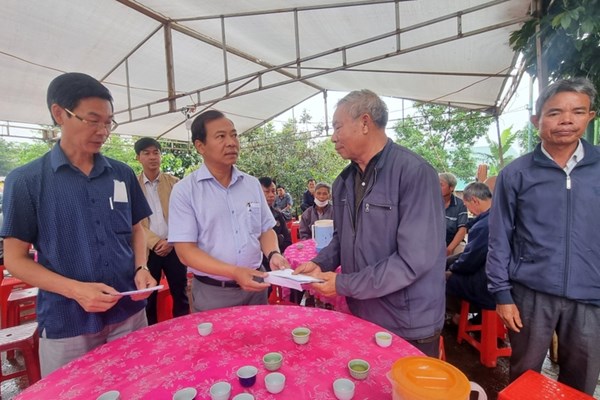 Gia Lai: Thăm hỏi, hỗ trợ gia đình 3 nạn nhân bị tử vong do tai nạn giao thông - Anh 1