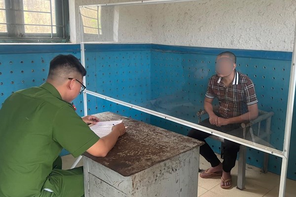Tạm giam quản lý đội xe sử dụng tem kiểm định giả - Anh 1