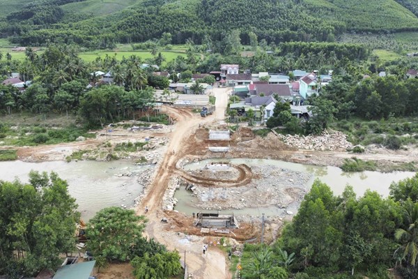 Huyện miền núi, vùng cao Bình Định bừng sáng từ những cung đường - Anh 1
