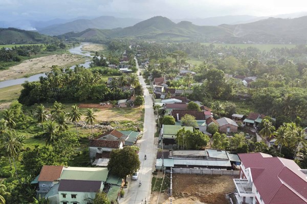 Huyện miền núi, vùng cao Bình Định bừng sáng từ những cung đường - Anh 2