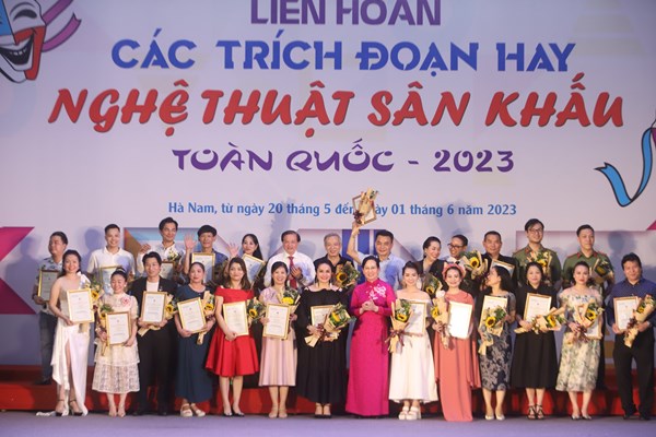 Đừng nghiệp dư hóa nghệ thuật - Anh 1
