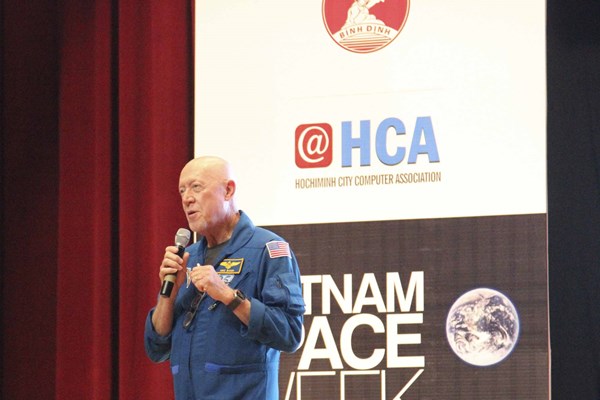 Trò chuyện cùng phi hành gia NASA - Anh 2