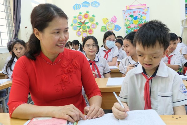 Nghị lực của cậu học trò nghe giảng “bằng xương” - Anh 1