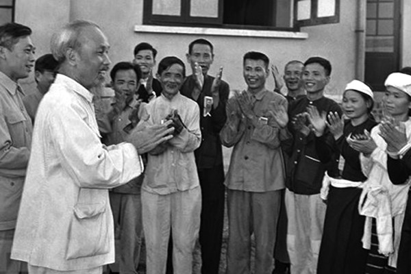 Trưng bày chuyên đề Thi đua ái quốc - Ươm những mầm xanh: Hơn 200 tài liệu, hiện vật đặc biệt - Anh 1