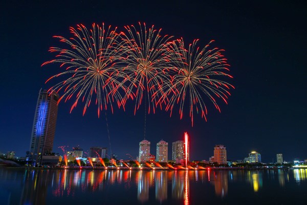 Đà Nẵng: Khán đài 5.000 chỗ được lấp đầy trong đêm pháo hoa thứ hai - Anh 8