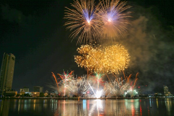 Đà Nẵng: Khán đài 5.000 chỗ được lấp đầy trong đêm pháo hoa thứ hai - Anh 7