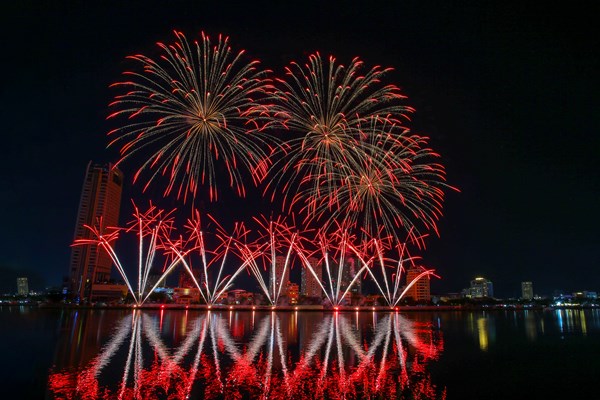 Đà Nẵng: Khán đài 5.000 chỗ được lấp đầy trong đêm pháo hoa thứ hai - Anh 9