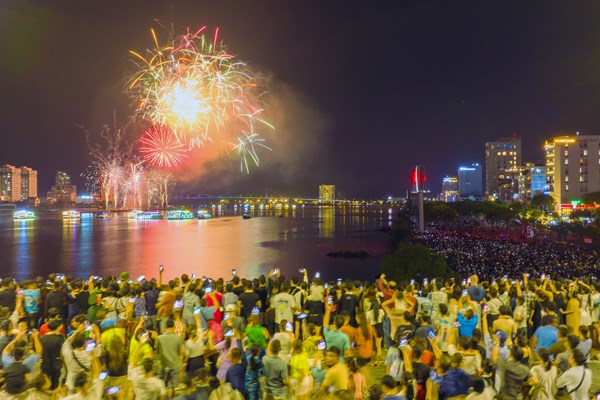 Đà Nẵng: Khán đài 5.000 chỗ được lấp đầy trong đêm pháo hoa thứ hai - Anh 1