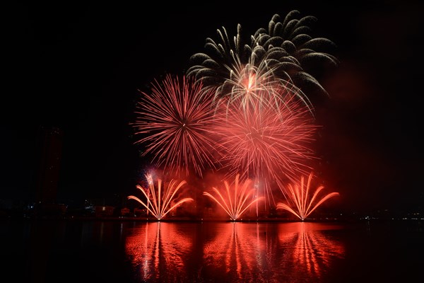 Đà Nẵng: Khán đài 5.000 chỗ được lấp đầy trong đêm pháo hoa thứ hai - Anh 5