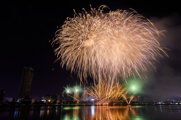 Đà Nẵng: Khán đài 5.000 chỗ được lấp đầy trong đêm pháo hoa thứ hai - Anh 6