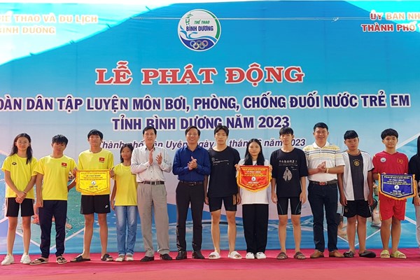 Bình Dương: Phát động toàn dân tập luyện môn bơi, phòng, chống đuối nước trẻ em - Anh 4