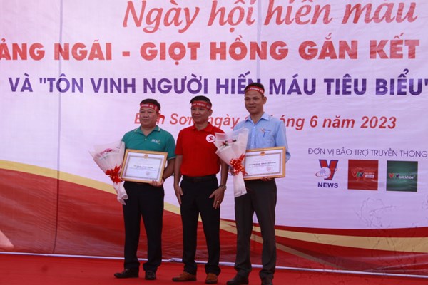 Quảng Ngãi: Tiếp nhận 862 đơn vị máu tại Khai mạc “Hành trình đỏ” - Anh 2