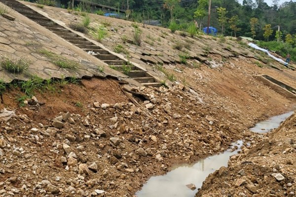 Công trình kè chống sạt lở đã hoàn thành nhưng chưa thể bàn giao - Anh 1