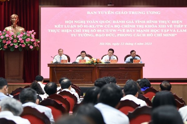 Đẩy mạnh học tập và làm theo Bác gắn với phát huy hệ giá trị quốc gia, văn hoá, gia đình và chuẩn mực con người Việt Nam - Anh 2