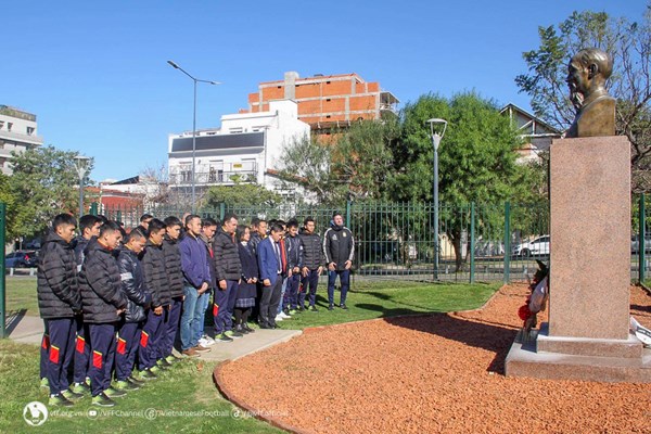 Tuyển Futsal Việt Nam dâng hoa tượng đài Chủ tịch Hồ Chí Minh ở Buenos Aires - Anh 1