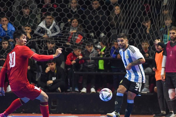 Tuyển Futsal Việt Nam không thể tạo bất ngờ trước đội bóng hạng tư thế giới - Anh 1