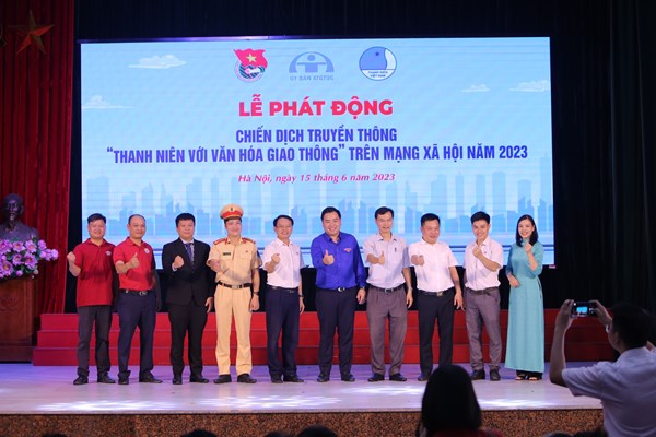 Thanh niên sáng tạo clip tuyên truyền văn hoá giao thông trên mạng xã hội - Anh 1